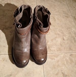 Freebird by Steven Madden Lion size 9